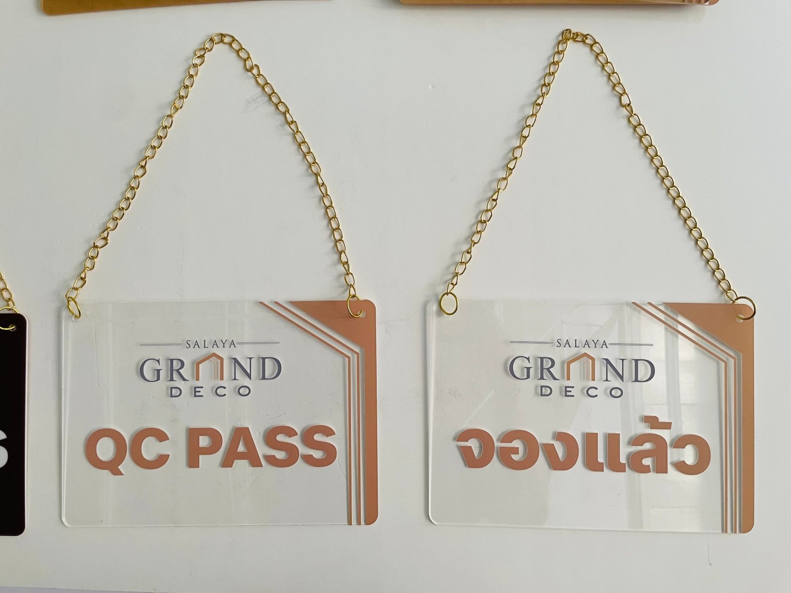ป้ายแขวน ป้ายคล้องโซ่ และป้ายห้อย พิมพ์คมชัด แข็งแรง ใช้งานสะดวก เหมาะสำหรับป้ายร้านค้า ป้ายประชาสัมพันธ์ และงานอีเวนต์