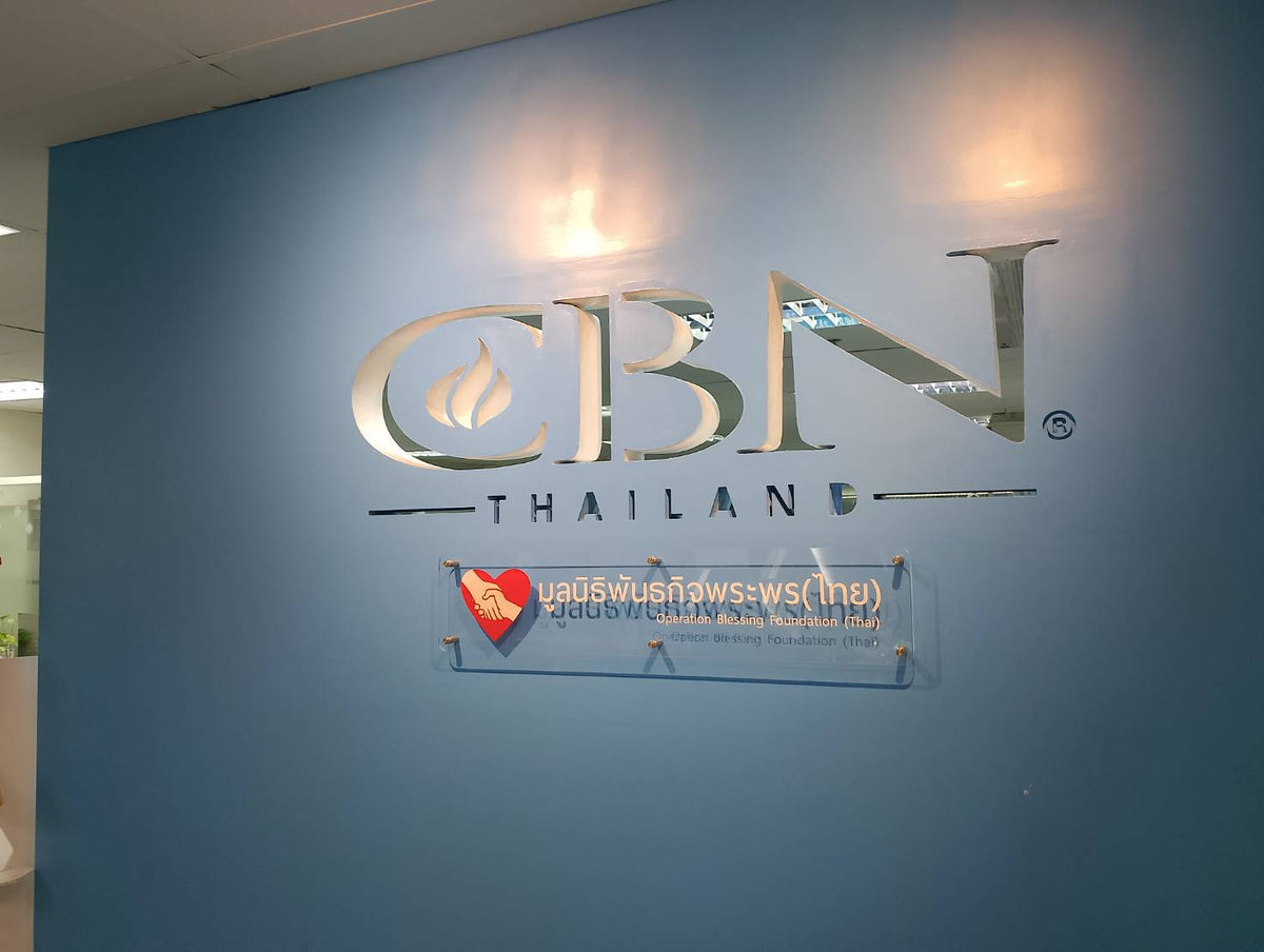 ป้ายอะคริลิคหมุดลอย Standoff ดีไซน์โมเดิร์น พิมพ์คมชัด เหมาะสำหรับป้ายบริษัทและสำนักงาน