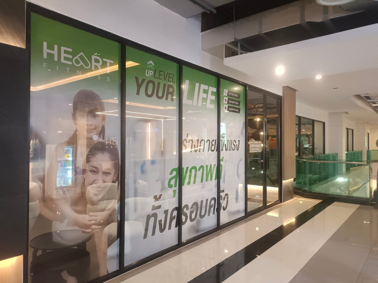 สติ๊กเกอร์ซีทรู See-through One Way Vision มองทะลุจากด้านในได้ พิมพ์คมชัด เหมาะสำหรับติดกระจกอาคารและรถยนต์