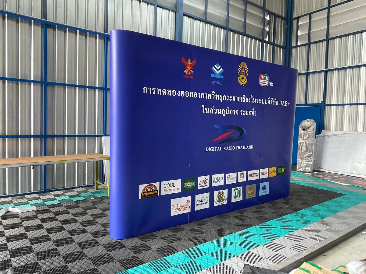 Backdrop แบคดรอปสำเร็จรูป พิมพ์คมชัด ติดตั้งง่าย เหมาะสำหรับงานอีเวนต์ นิทรรศการ และงานโปรโมชัน