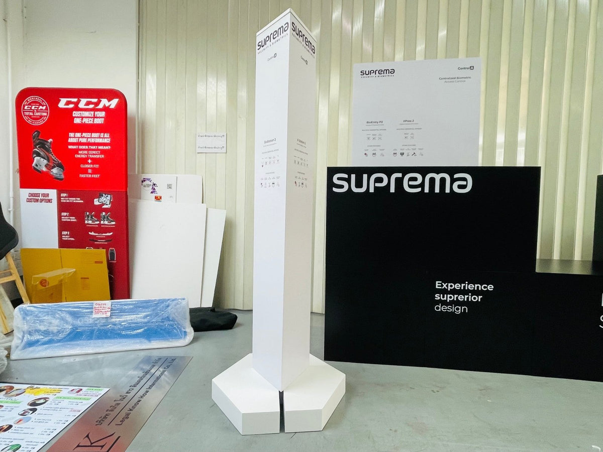 ป้ายโลโก้ตั้งพื้น และป้ายตั้งประกอบฉากถ่ายรูป ดีไซน์สวยสะดุดตา เหมาะสำหรับงานอีเวนต์ งานเปิดตัวสินค้า และการโปรโมทร้านค้า