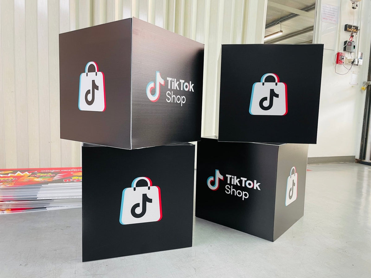 กล่องลูกเต๋า กล่องฟิวเจอร์บอร์ดทรงลูกเต๋า พิมพ์คมชัด เหมาะสำหรับงานอีเวนต์ และดิสเพลย์สินค้า