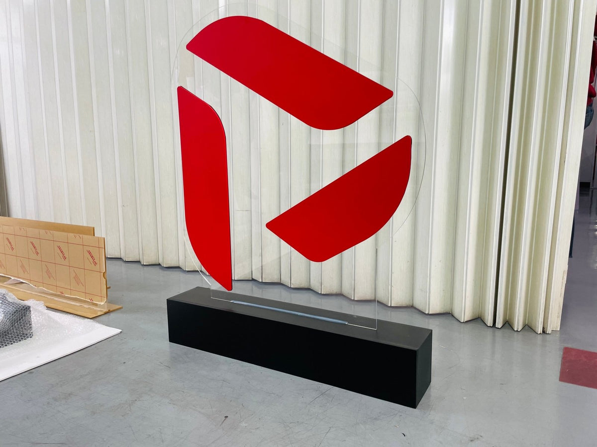 ป้ายโลโก้ตั้งพื้น และป้ายตั้งประกอบฉากถ่ายรูป ดีไซน์สวยสะดุดตา เหมาะสำหรับงานอีเวนต์ งานเปิดตัวสินค้า และการโปรโมทร้านค้า