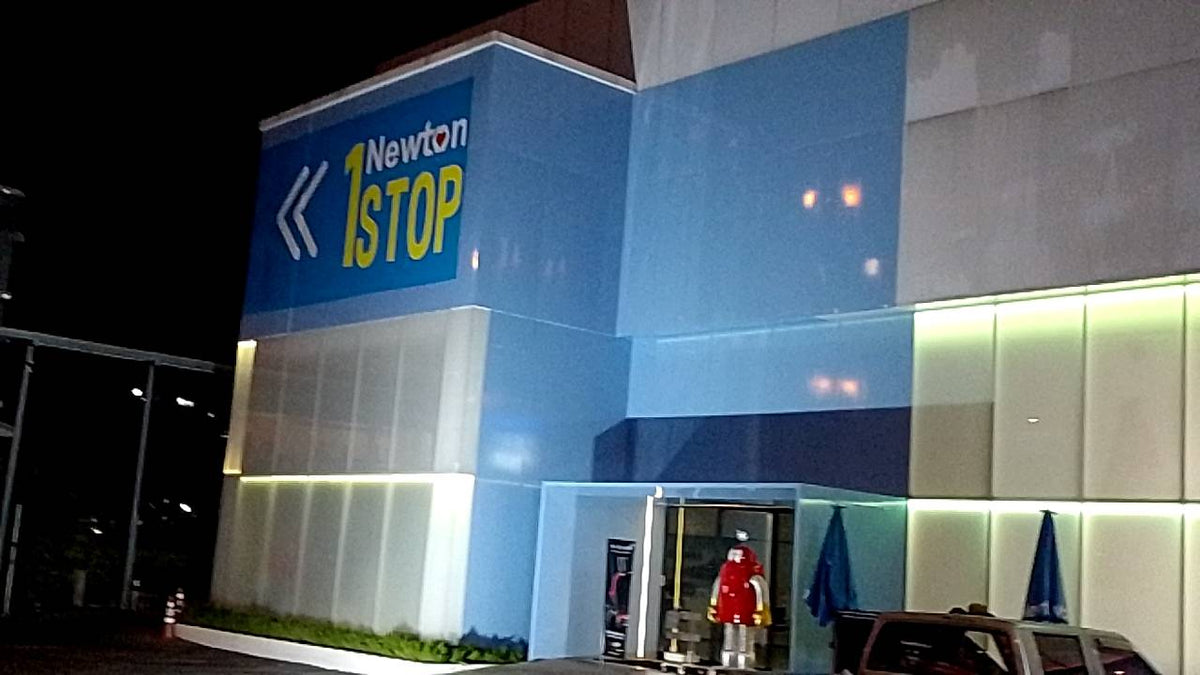 สติ๊กเกอร์ติดกระจก ทึบแสง กันแดด และโปร่งแสง พิมพ์คมชัด ช่วยลดแสงแดด เพิ่มความเป็นส่วนตัว เหมาะสำหรับอาคารและร้านค้า