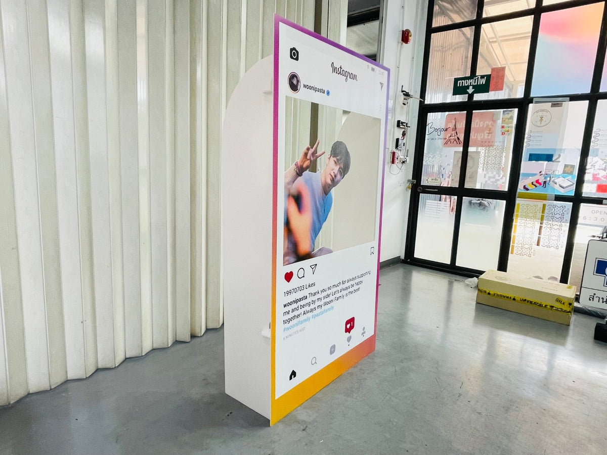 กรอบป้าย Instagram และ Facebook ดีไซน์เหมือนหน้าฟีดโซเชียล เหมาะสำหรับงานอีเวนต์ งานถ่ายภาพ และกิจกรรมโปรโมชัน