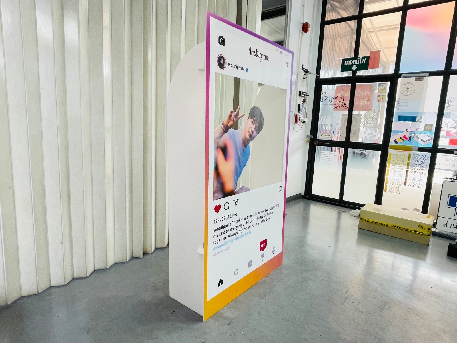 กรอบป้าย Instagram และ Facebook ดีไซน์เหมือนหน้าฟีดโซเชียล เหมาะสำหรับงานอีเวนต์ งานถ่ายภาพ และกิจกรรมโปรโมชัน