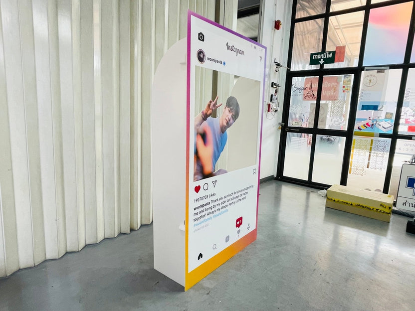 กรอบป้าย Instagram และ Facebook ดีไซน์เหมือนหน้าฟีดโซเชียล เหมาะสำหรับงานอีเวนต์ งานถ่ายภาพ และกิจกรรมโปรโมชัน