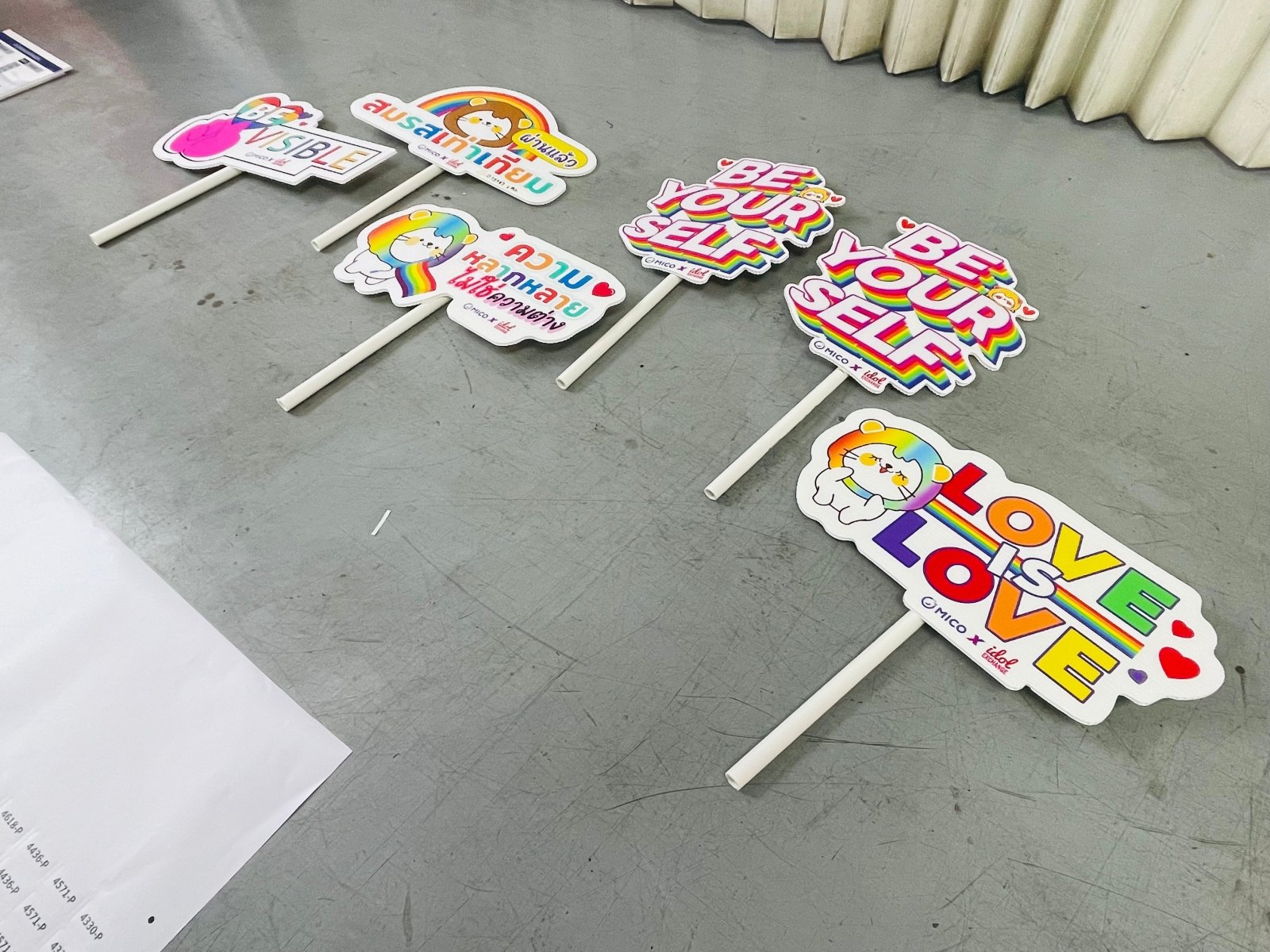 ป้ายถือถ่ายรูป ป้ายพร็อพ สำหรับงานแต่ง งานอีเวนต์ และปาร์ตี้ ดีไซน์น่ารัก พิมพ์คมชัด เพิ่มความสนุกในการถ่ายภาพ