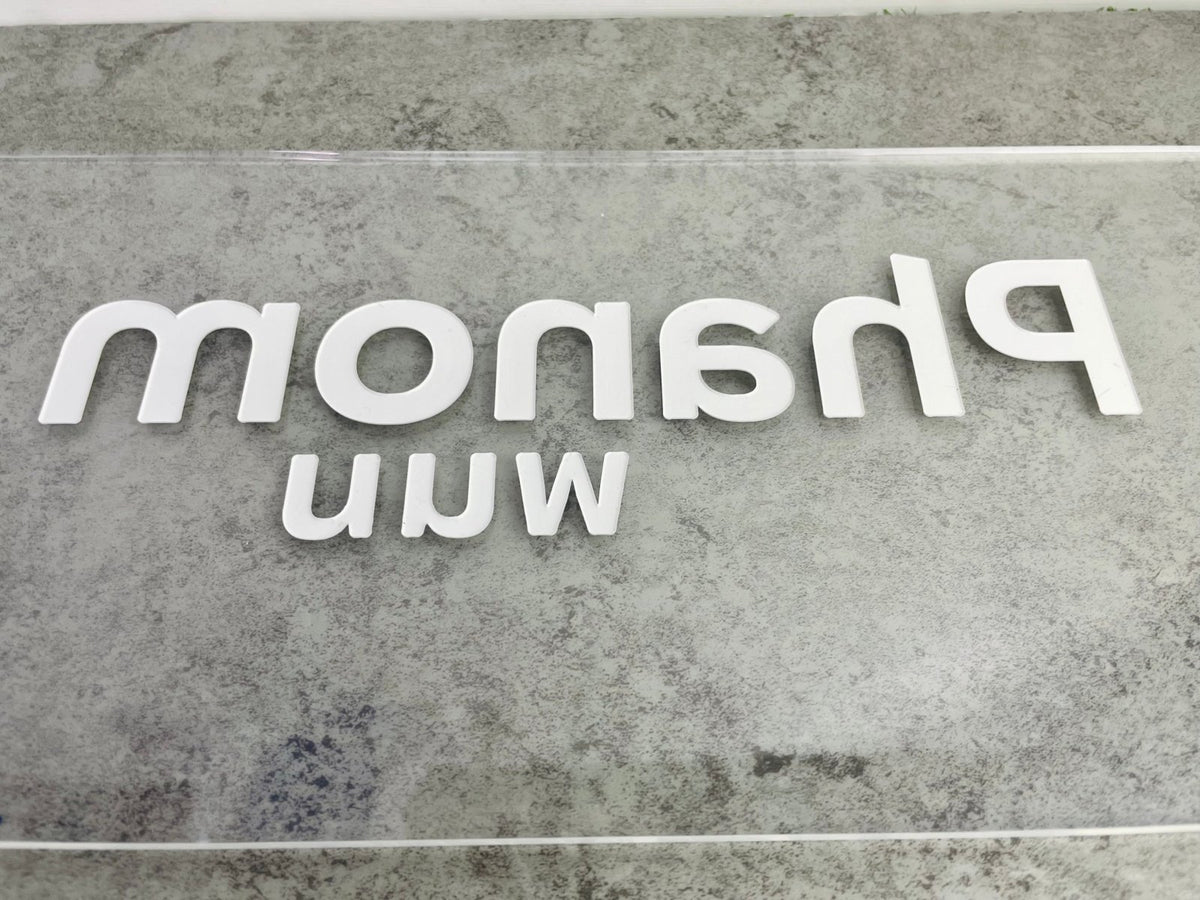เซาะร่องอะคริลิค Laser Marking งานพิมพ์และแกะสลักคมชัด เนี้ยบหรู เหมาะสำหรับป้ายชื่อ ป้ายบริษัท และงานตกแต่งพิเศษ