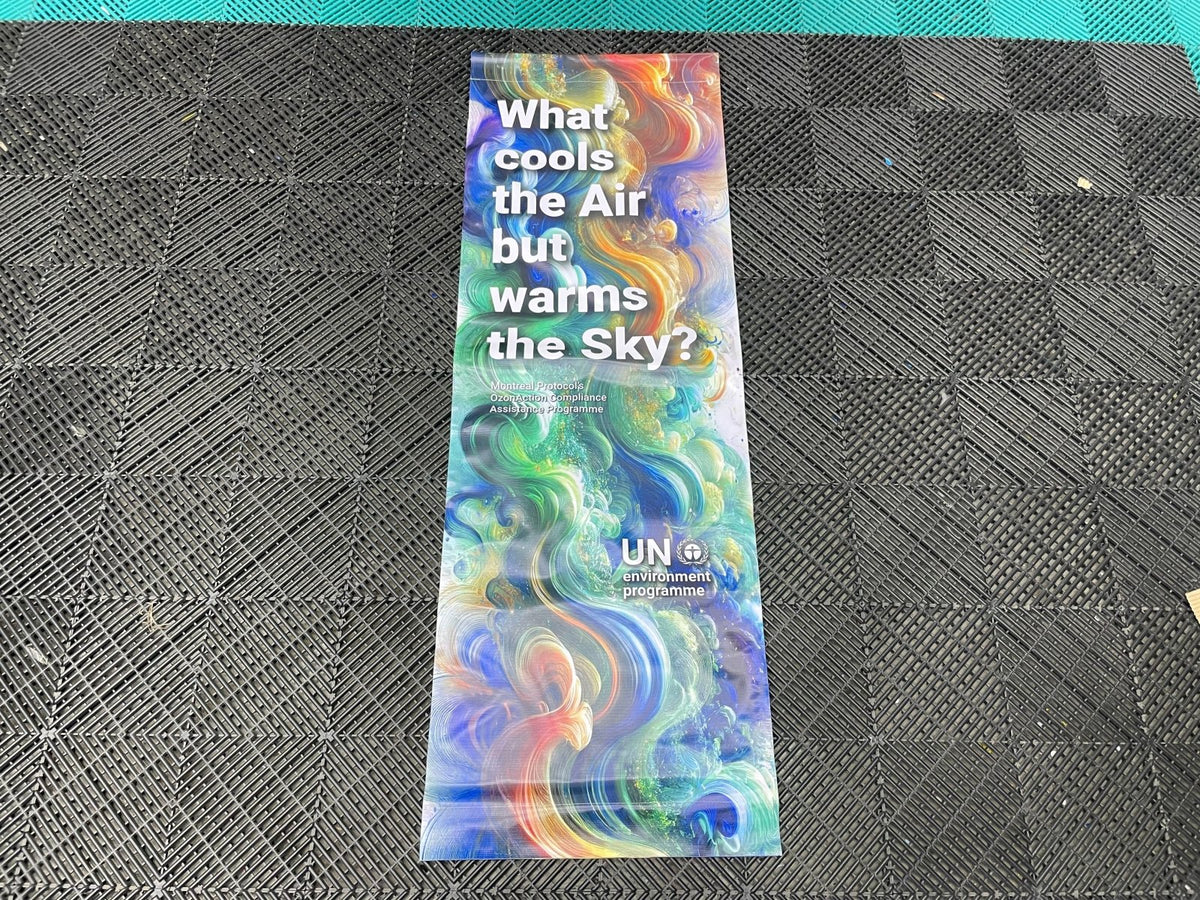 ป้ายไวนิลภาษาอังกฤษ พิมพ์คมชัด ตัวอักษรอ่านง่าย เหมาะสำหรับร้านค้าและธุรกิจต่างประเทศ