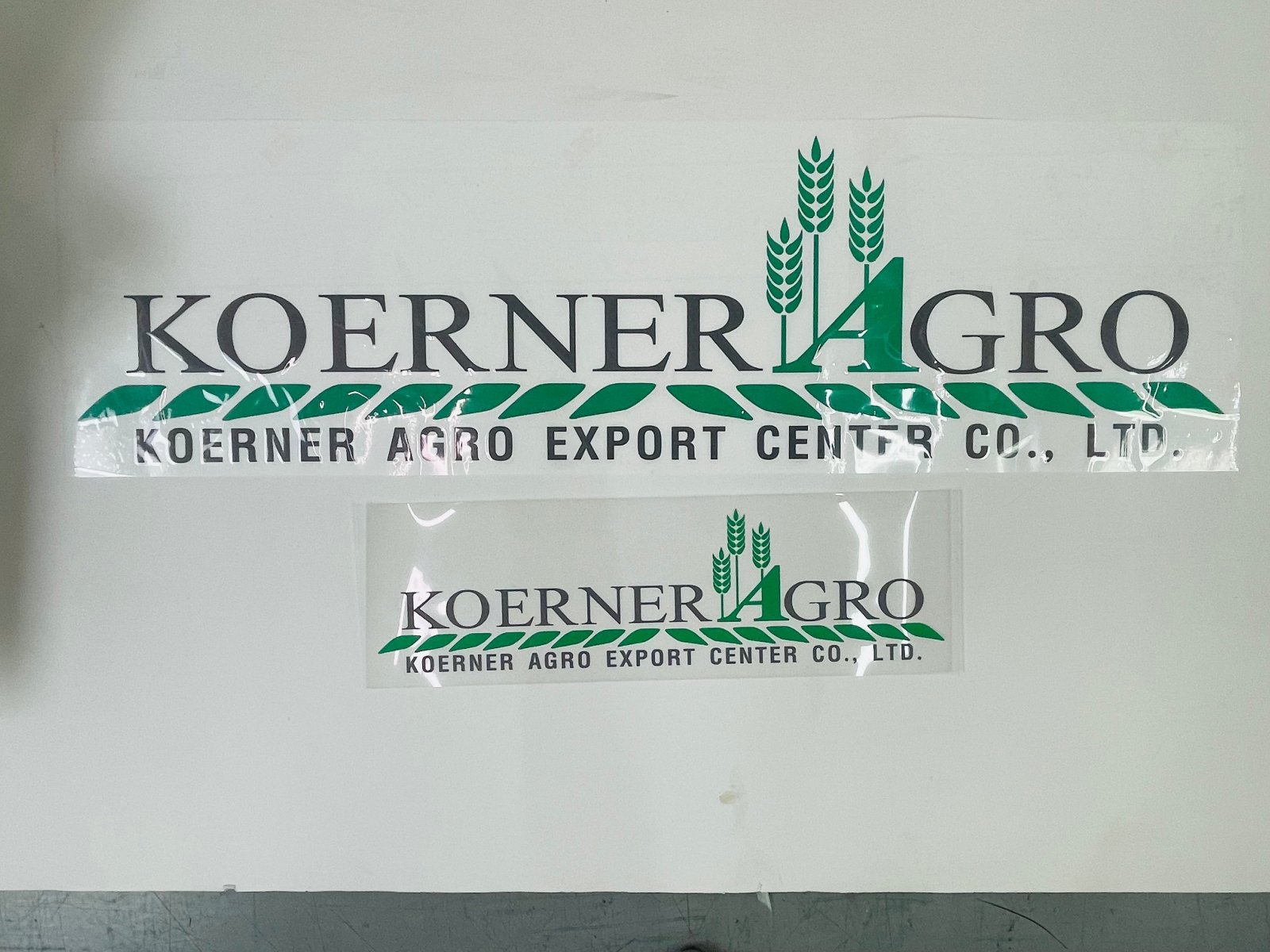 สติ๊กเกอร์ใส สติ๊กเกอร์ฉลากสินค้าใส พิมพ์คมชัด ติดแนบเนียน เหมาะสำหรับบรรจุภัณฑ์ สินค้า เครื่องสำอาง และงานโปรโมชัน