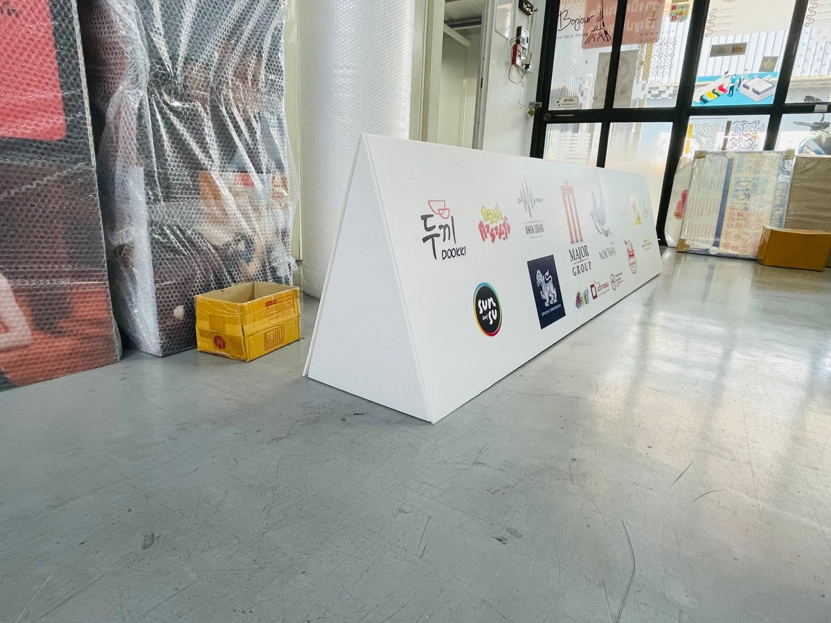 ป้ายสปอนเซอร์ พร้อมโลโก้ Li-Ning และ Yonex พิมพ์คมชัด เหมาะสำหรับงานกีฬา อีเวนต์ การแข่งขัน และโปรโมชันแบรนด์