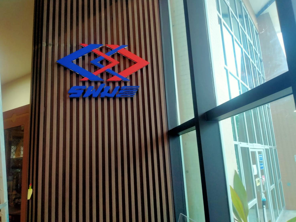 ป้ายบริษัทอักษรโลหะทำสี ดีไซน์สวย สีคมชัด เหมาะสำหรับป้ายองค์กร ร้านค้า และงานตกแต่งอาคาร