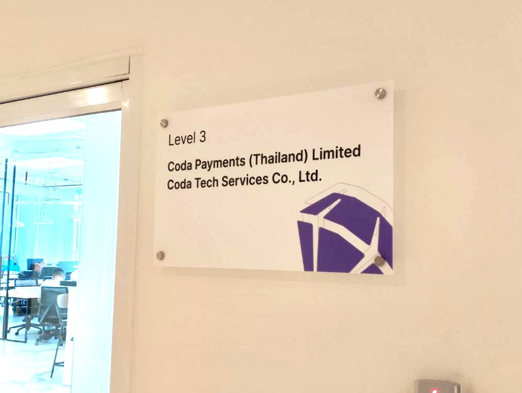 ป้ายอะคริลิคหมุดลอย Standoff ดีไซน์โมเดิร์น พิมพ์คมชัด เหมาะสำหรับป้ายบริษัทและสำนักงาน