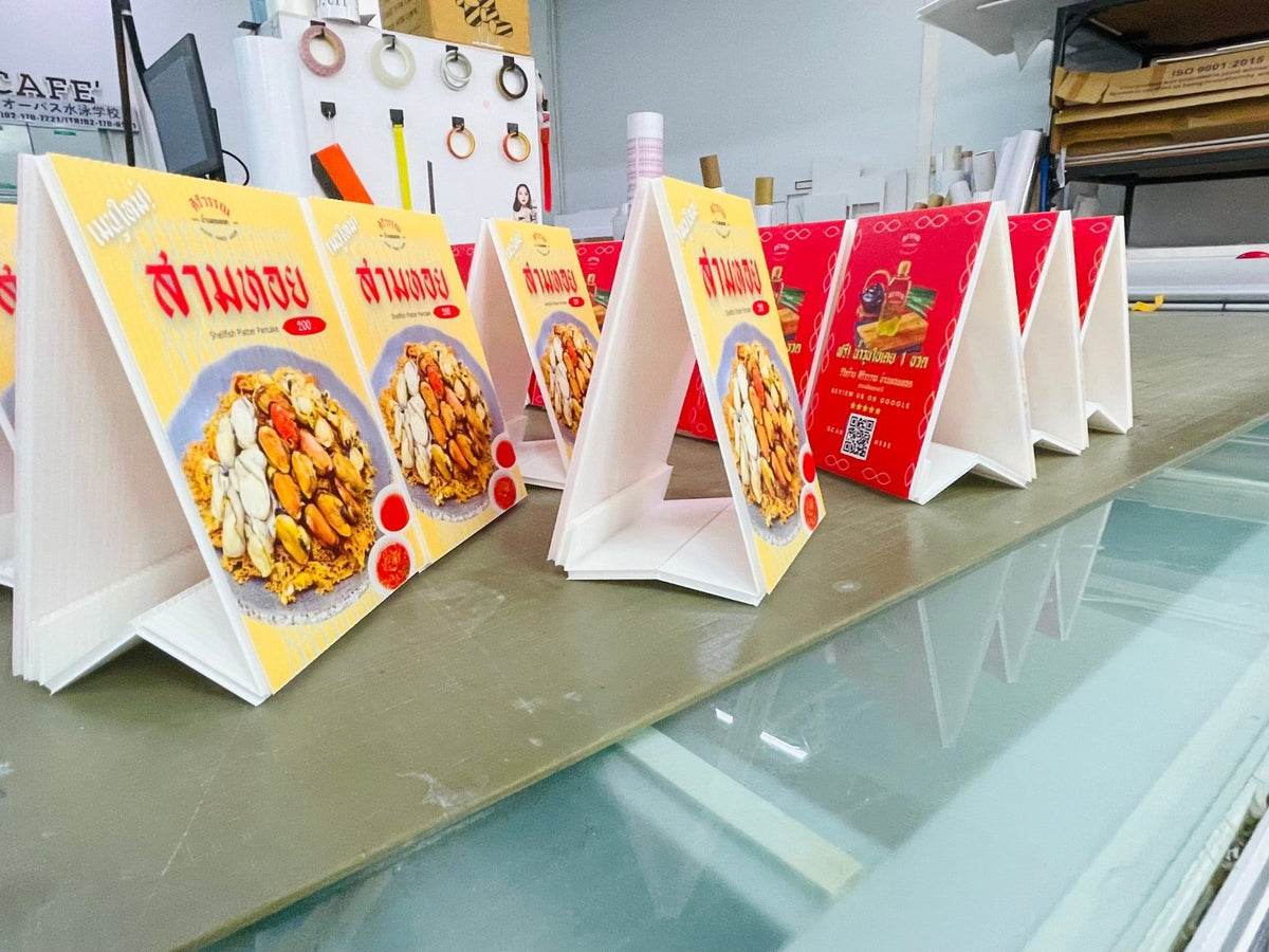 เต้นท์การ์ด สแตนดี้ตั้งโต๊ะ ป้ายตั้งฟิวเจอร์บอร์ด และป้ายสามเหลี่ยมตั้งโต๊ะ พิมพ์คมชัด เหมาะสำหรับเมนู โปรโมชั่น และป้ายโฆษณา