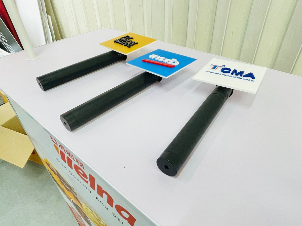 ป้ายไมค์ โลโก้ไมค์ และป้ายหัวไมค์ พิมพ์คมชัด ดีไซน์สวย เหมาะสำหรับงานอีเวนต์ สื่อประชาสัมพันธ์ รายการทีวี และงานโปรโมชัน