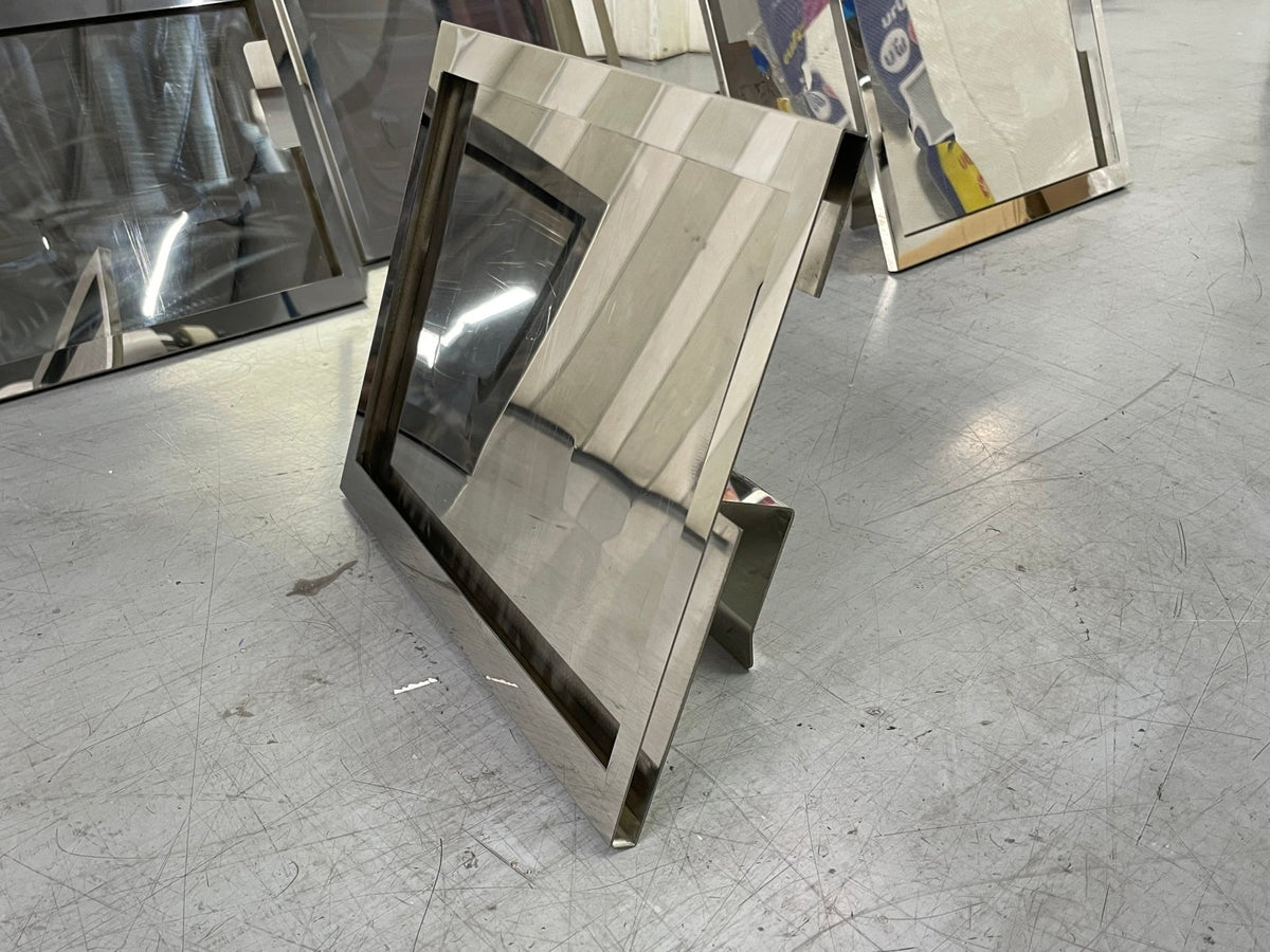 กรอบสแตนเลส กรอบป้ายสอดสแตนเลส แข็งแรง ทนทาน เหมาะสำหรับอาคารสำนักงานและโครงการ