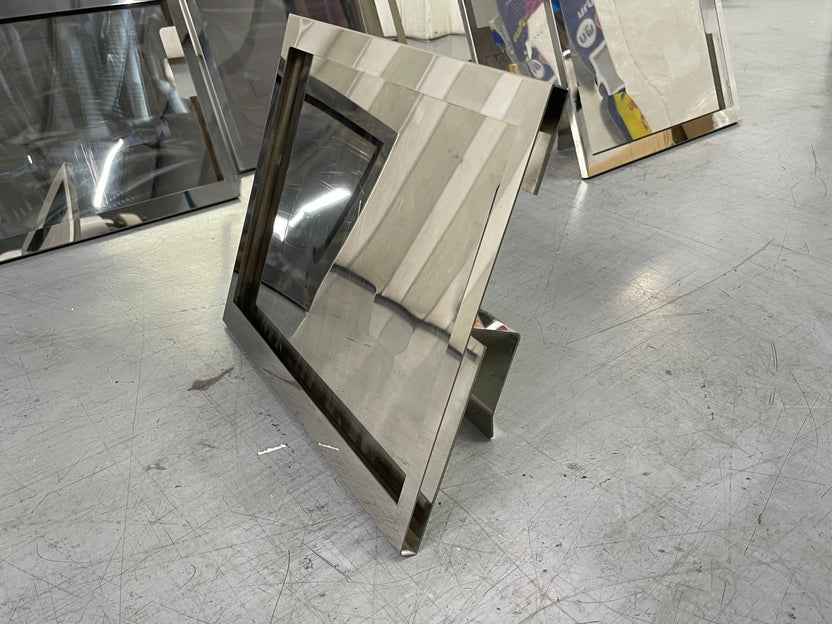 กรอบสแตนเลส กรอบป้ายสอดสแตนเลส แข็งแรง ทนทาน เหมาะสำหรับอาคารสำนักงานและโครงการ