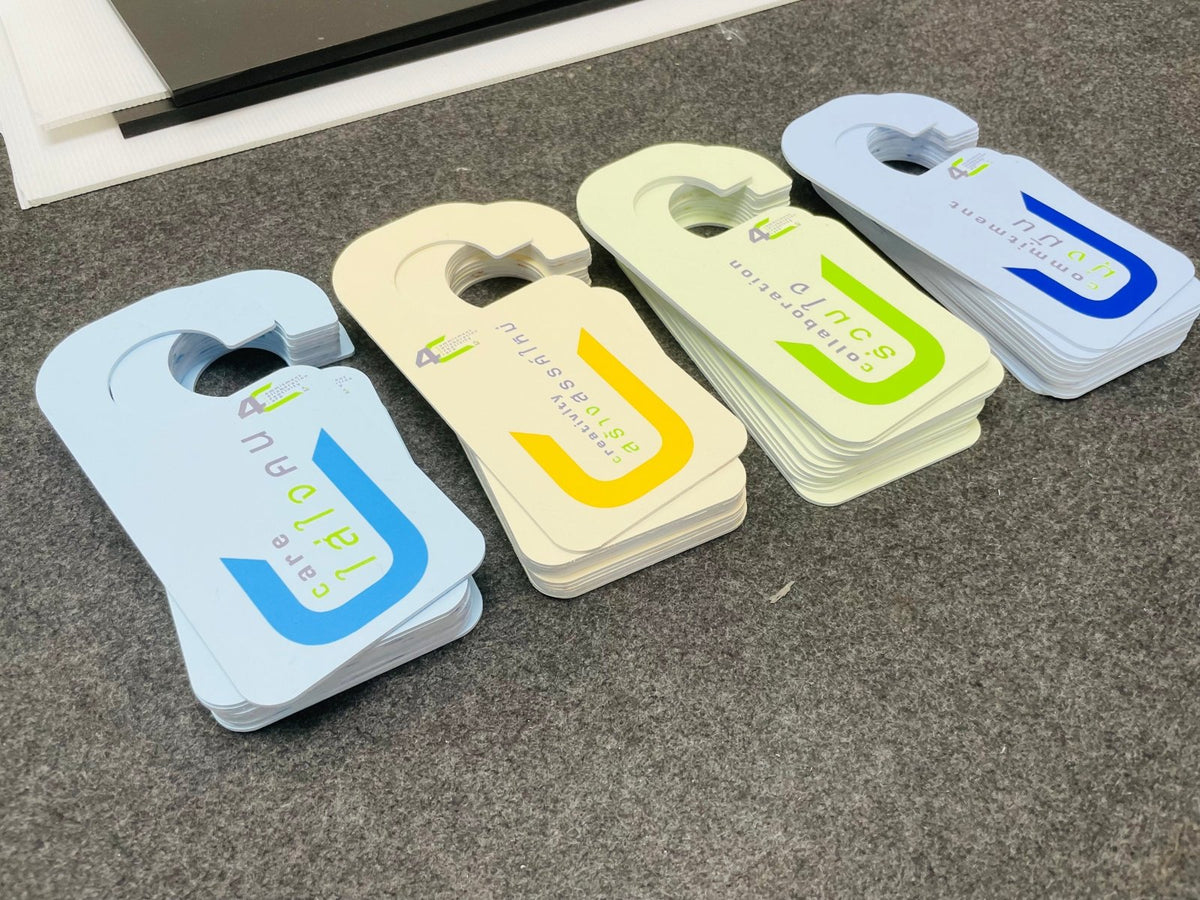 ป้ายแขวน ป้ายคล้องโซ่ และป้ายห้อย พิมพ์คมชัด แข็งแรง ใช้งานสะดวก เหมาะสำหรับป้ายร้านค้า ป้ายประชาสัมพันธ์ และงานอีเวนต์