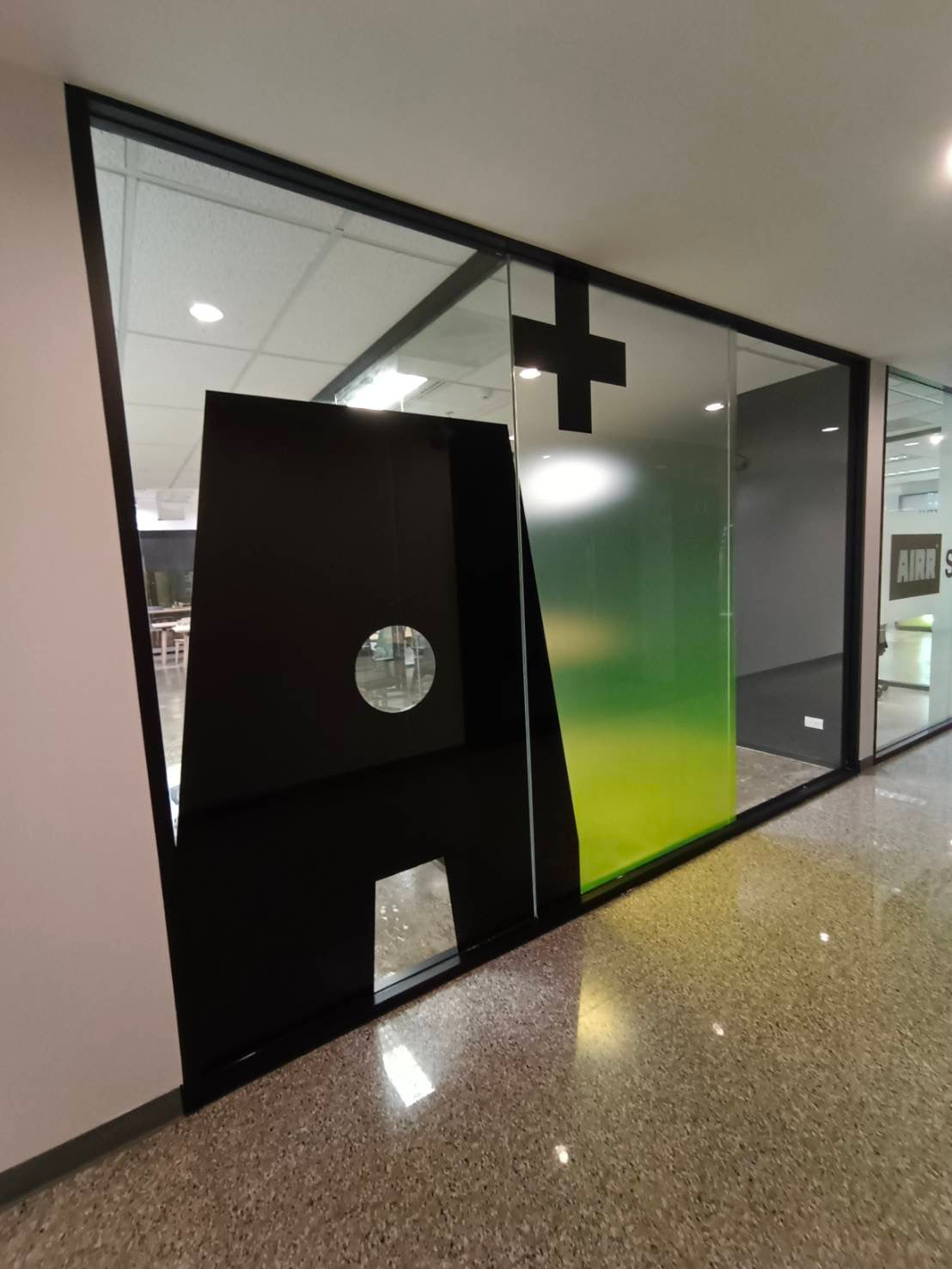 สติกเกอร์ฝ้าขุ่นติดกระจก พิมพ์สี สติกเกอร์พิมพ์ลาย สติ๊กเกอร์กั้นห้อง ในออฟฟิศ