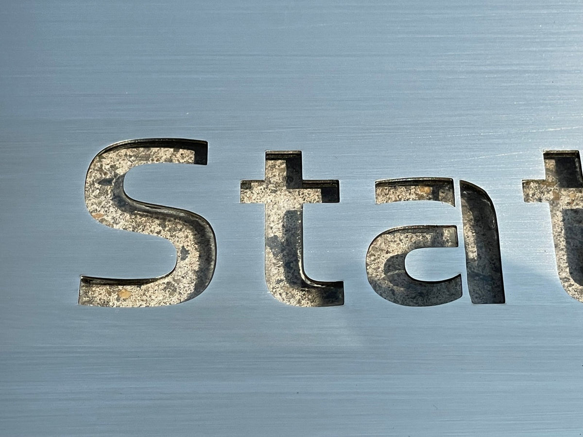 ป้ายสแตนเลสเงินแฮร์ไลน์ ผิวด้านหรูหรา แข็งแรง ทนทาน เหมาะสำหรับป้ายบริษัทและงานตกแต่งอาคาร