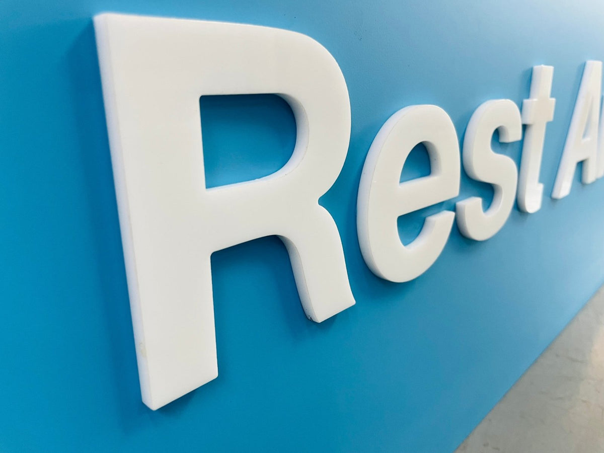 ป้ายไดคัทอะคริลิค ตัวนูน พิมพ์คมชัด ดีไซน์สวยหรู แข็งแรงทนทาน เหมาะสำหรับป้ายบริษัท ป้ายร้านค้า และงานตกแต่งอาคาร