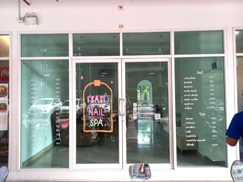 ป้ายไวนิลติดกระจกหน้าร้าน Sasi Nail Spa สีส้มชมพู