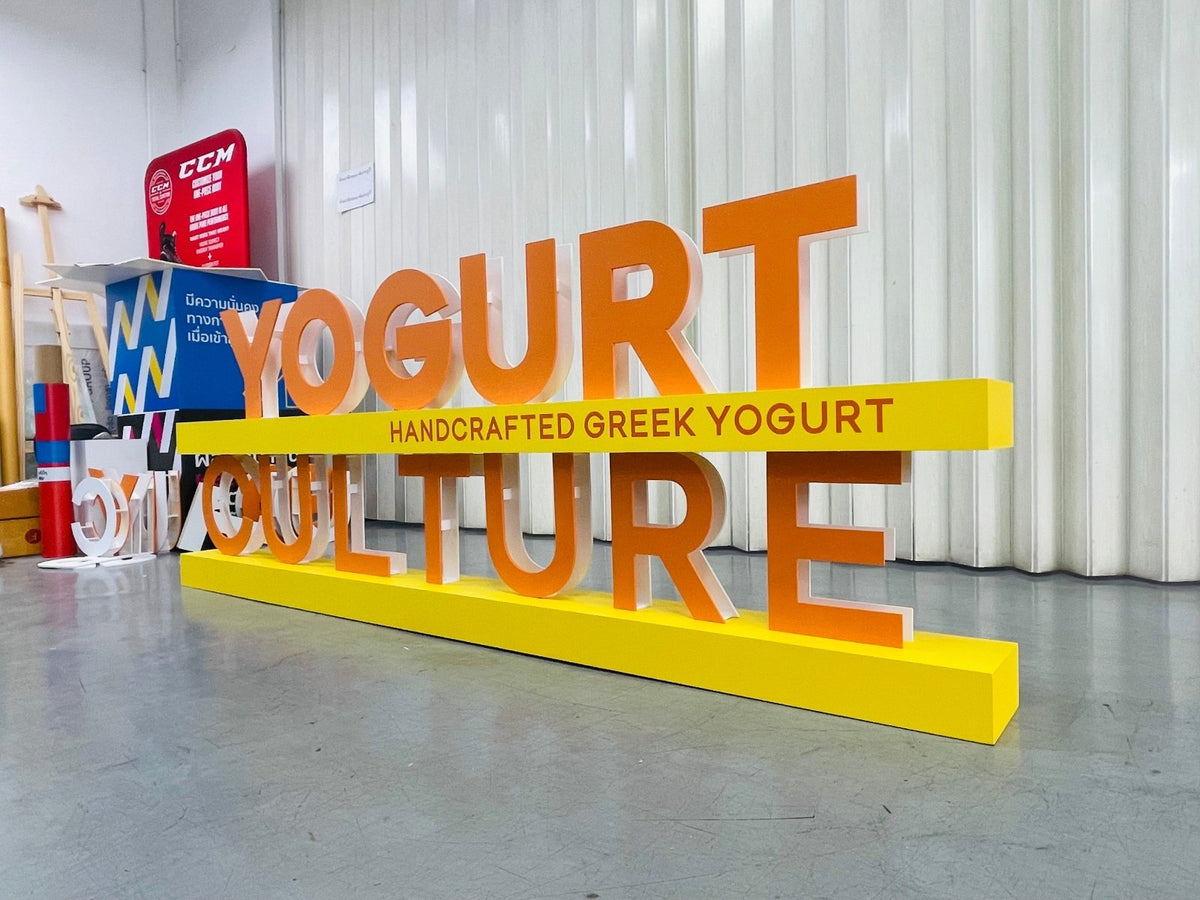 ป้ายโลโก้ตั้งพื้น และป้ายตั้งประกอบฉากถ่ายรูป ดีไซน์สวยสะดุดตา เหมาะสำหรับงานอีเวนต์ งานเปิดตัวสินค้า และการโปรโมทร้านค้า