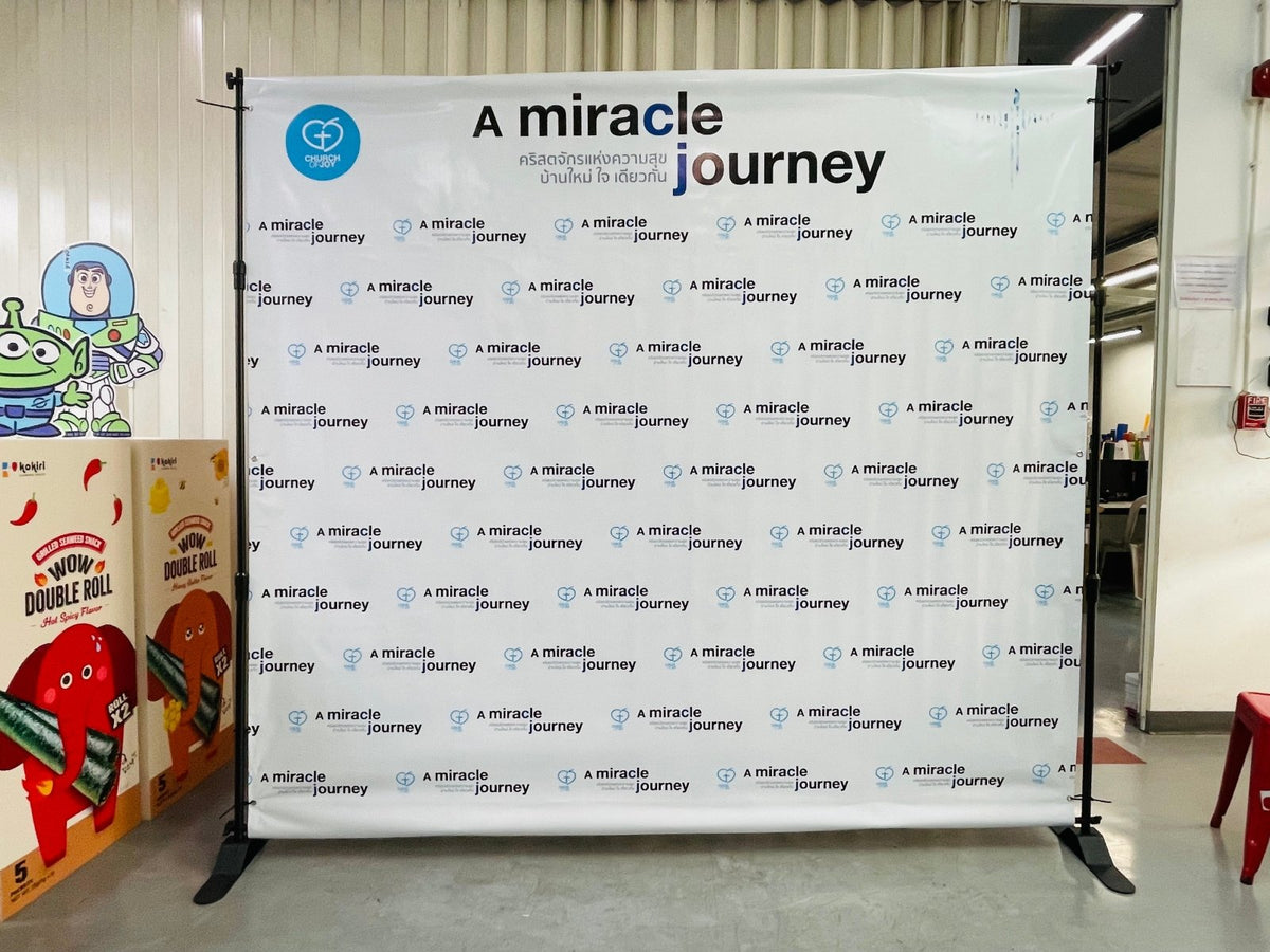แบคดรอปไวนิล Vinyl Backdrop พิมพ์คมชัด สีสด ทนแดดฝน เหมาะสำหรับงานอีเวนต์ งานถ่ายภาพ และงานโปรโมชันต่าง ๆ