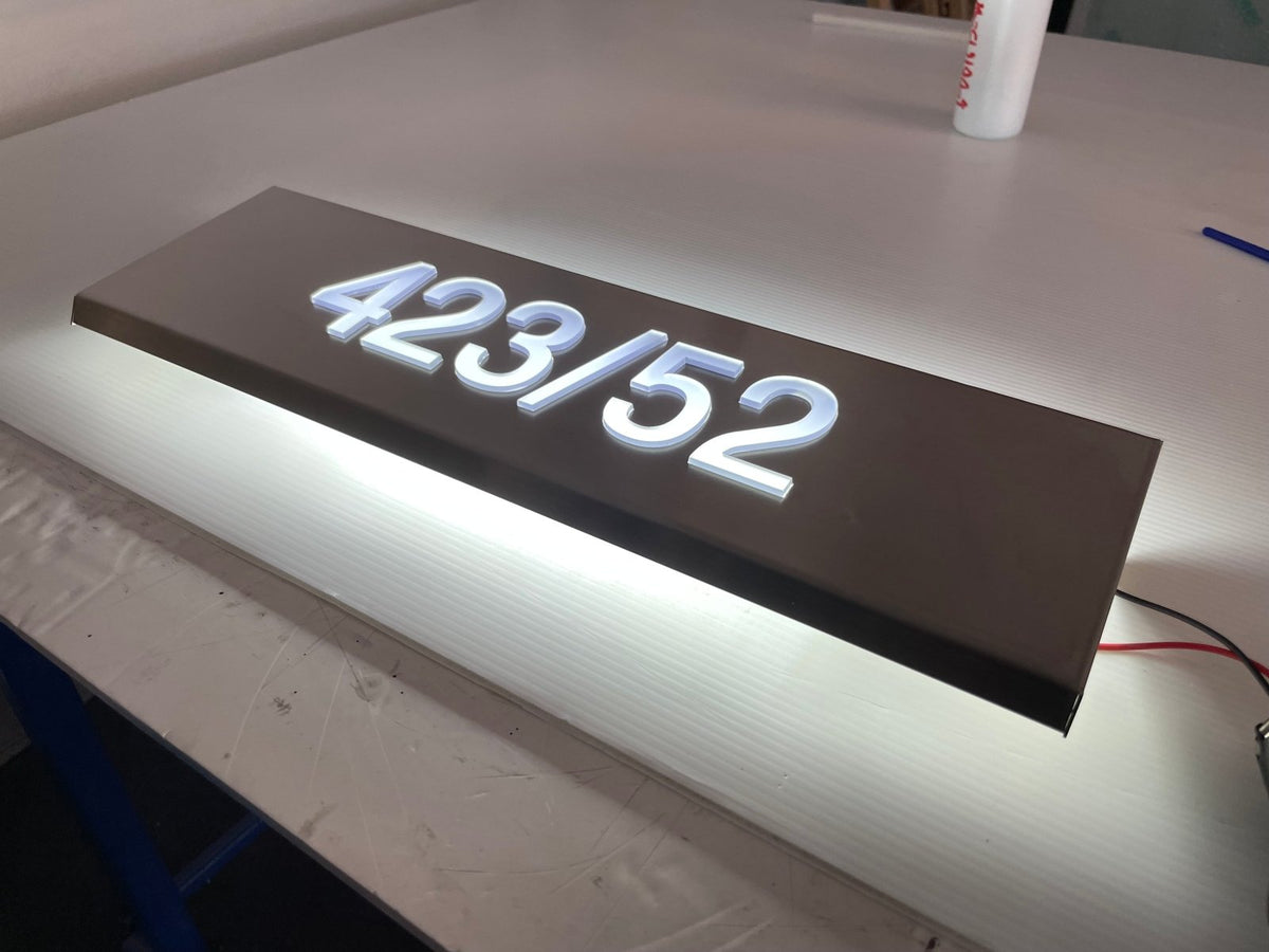 ป้ายกล่องไฟฉลุหน้า แสงไฟสวยโดดเด่น ดีไซน์พิเศษ เหมาะสำหรับป้ายร้านค้าและงานโฆษณา