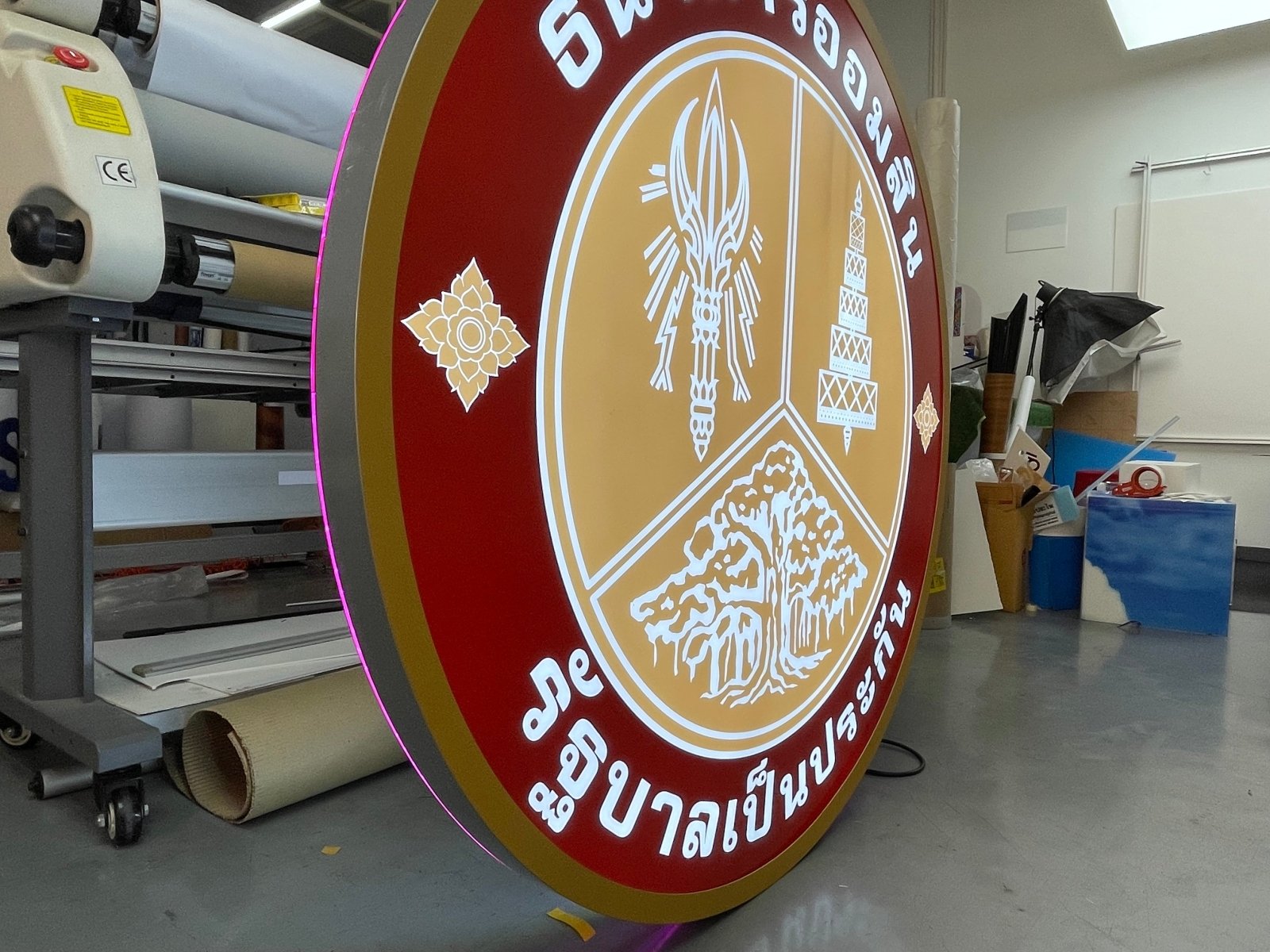 ป้ายกล่องไฟฉลุหน้า แสงไฟสวยโดดเด่น ดีไซน์พิเศษ เหมาะสำหรับป้ายร้านค้าและงานโฆษณา