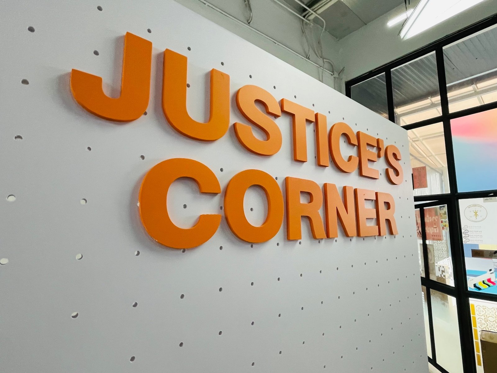 บอร์ดแขวนอุปกรณ์ Pegboard แข็งแรง ใช้งานสะดวก เหมาะสำหรับโชว์สินค้า ร้านค้า และออฟฟิศ