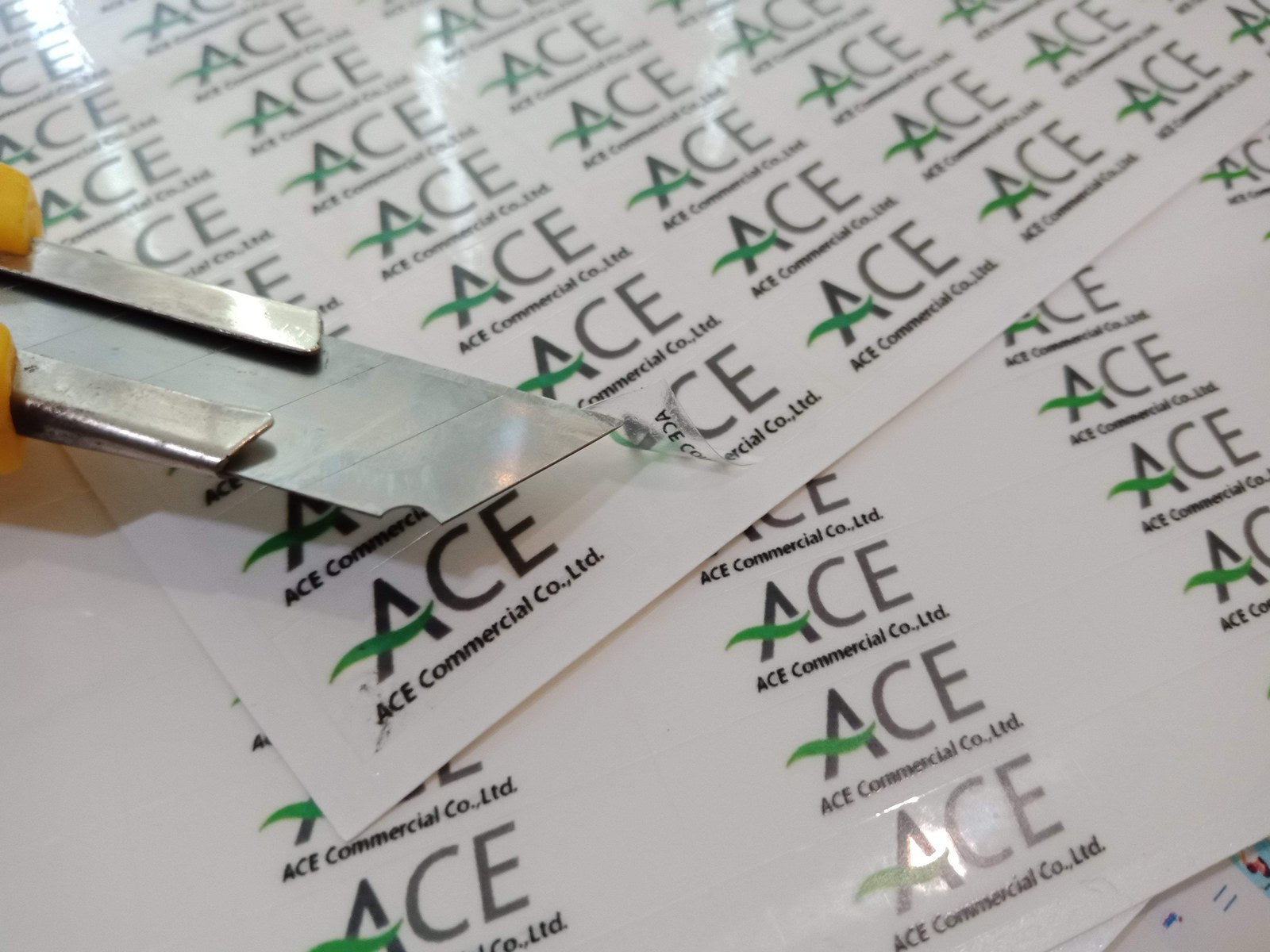 สติ๊กเกอร์ใส สติ๊กเกอร์ฉลากสินค้าใส พิมพ์คมชัด ติดแนบเนียน เหมาะสำหรับบรรจุภัณฑ์ สินค้า เครื่องสำอาง และงานโปรโมชัน