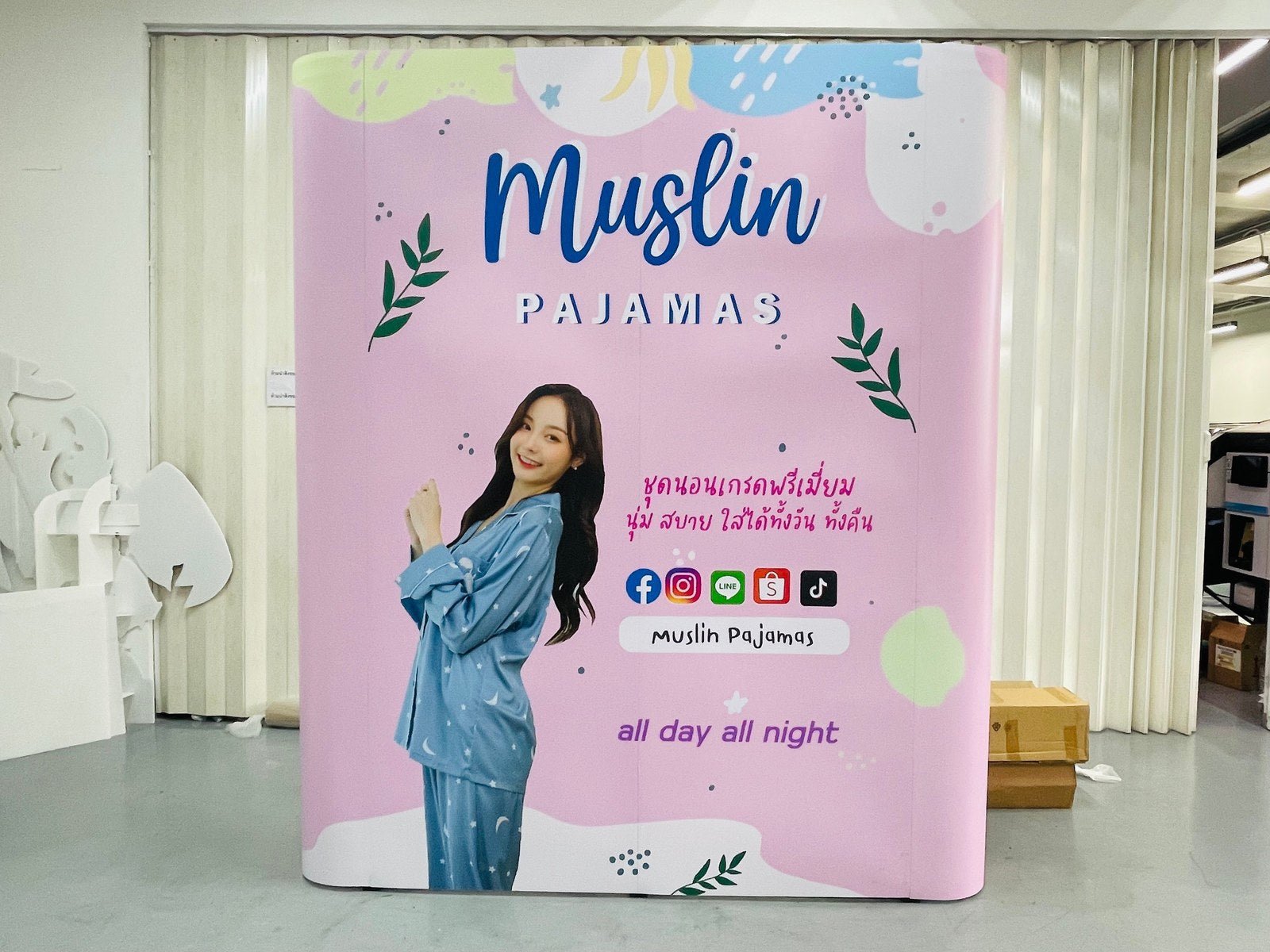Backdrop แบคดรอปสำเร็จรูป พิมพ์คมชัด ติดตั้งง่าย เหมาะสำหรับงานอีเวนต์ นิทรรศการ และงานโปรโมชัน