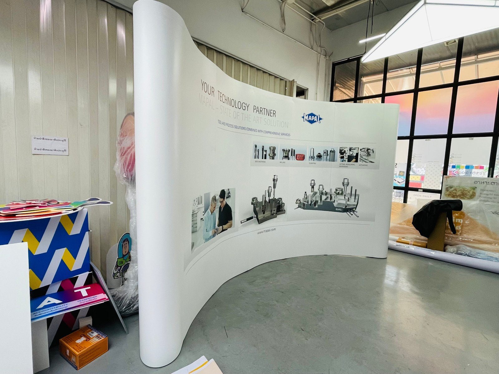 Backdrop แบคดรอปสำเร็จรูป พิมพ์คมชัด ติดตั้งง่าย เหมาะสำหรับงานอีเวนต์ นิทรรศการ และงานโปรโมชัน