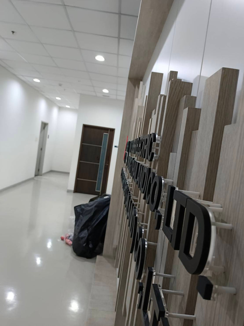 ป้ายอะคริลิค ชื่อบริษัท ติดผนัง พิมพ์ยูวีคมชัด ดีไซน์เรียบหรู เหมาะสำหรับออฟฟิศและองค์กร