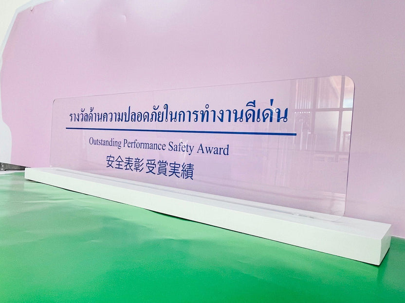 ป้ายอะคริลิคพิมพ์ยูวี แผ่นอะคริลิค และอะคริลิคติดสติ๊กเกอร์ พิมพ์คมชัด สีสวยทนทาน เหมาะสำหรับป้ายบริษัท ร้านค้า และงานตกแต่ง