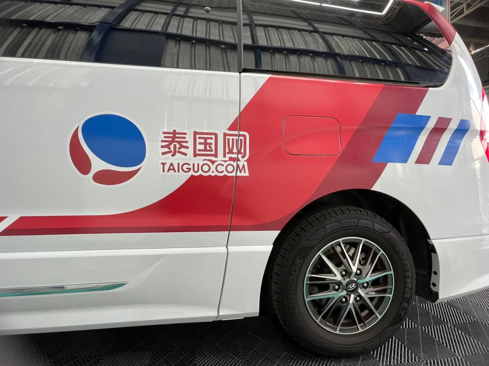 สติ๊กเกอร์ติดรถตู้ Van Wrap Sticker พิมพ์คมชัด วัสดุทนทาน เหมาะสำหรับโฆษณา โปรโมชัน และตกแต่งรถเพื่อสร้างเอกลักษณ์