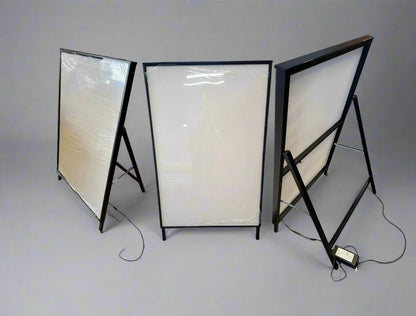 ป้ายไฟตั้งพื้นสำเร็จรูป สว่างคมชัด เคลื่อนย้ายง่าย เหมาะสำหรับร้านค้าและงานอีเวนต์