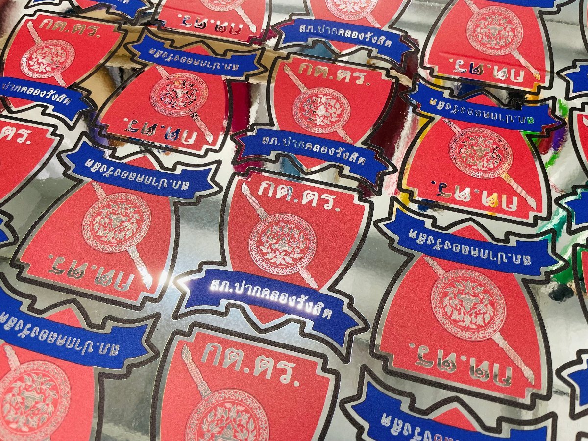 สติ๊กเกอร์กันน้ำรูปโล่สีแดงน้ำเงิน พิมพ์นูนภาษาไทย