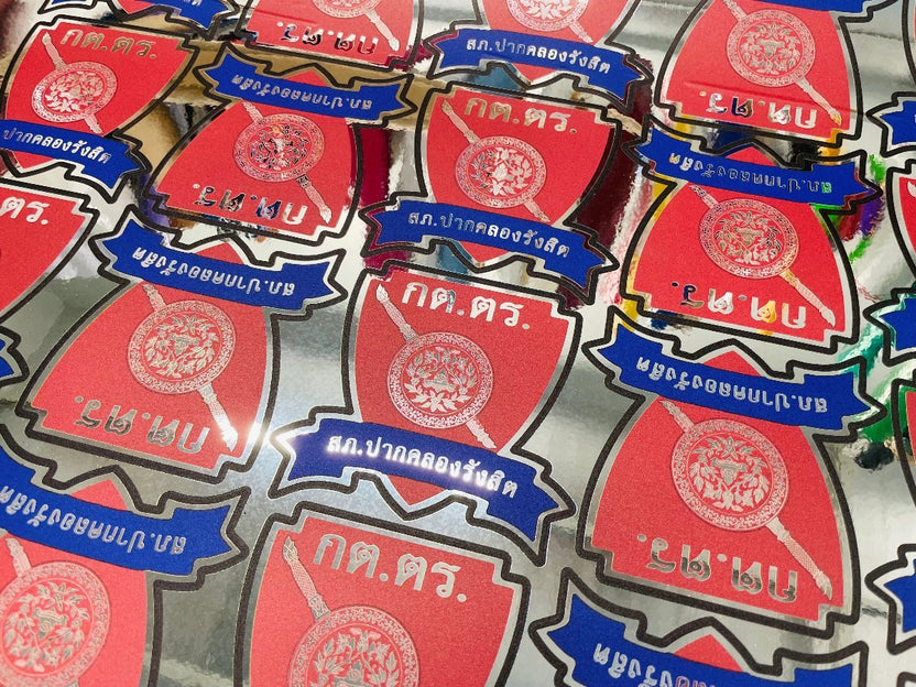 สติ๊กเกอร์กันน้ำรูปโล่สีแดงน้ำเงิน พิมพ์นูนภาษาไทย