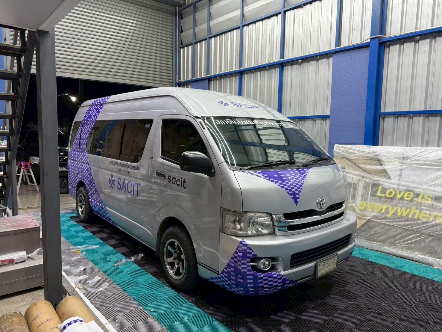 สติ๊กเกอร์ติดรถตู้ Van Wrap Sticker พิมพ์คมชัด วัสดุทนทาน เหมาะสำหรับโฆษณา โปรโมชัน และตกแต่งรถเพื่อสร้างเอกลักษณ์