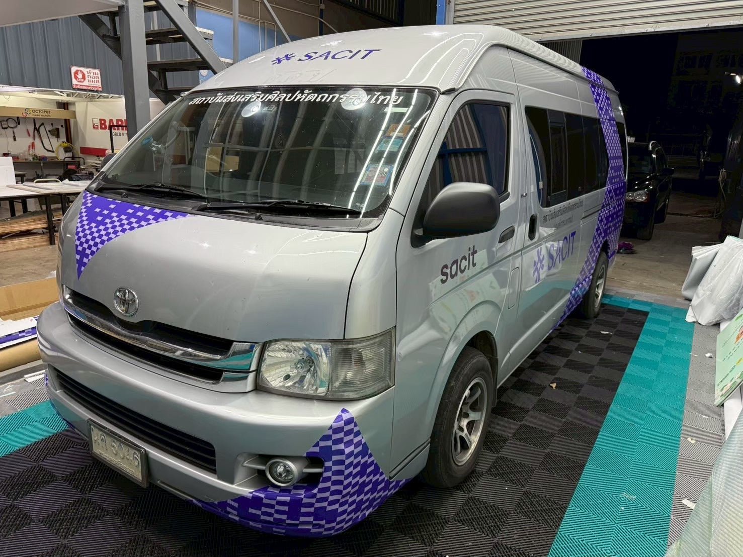 สติ๊กเกอร์ติดรถตู้ Van Wrap Sticker พิมพ์คมชัด วัสดุทนทาน เหมาะสำหรับโฆษณา โปรโมชัน และตกแต่งรถเพื่อสร้างเอกลักษณ์