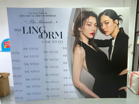 ฉากฟิวเจอร์บอร์ด “The Moment”  หลิงหลิง และ ออม — การออกแบบพิมพ์คุณภาพ เหมาะสำหรับกิจกรรมโปรโมชันและการถ่ายภาพ