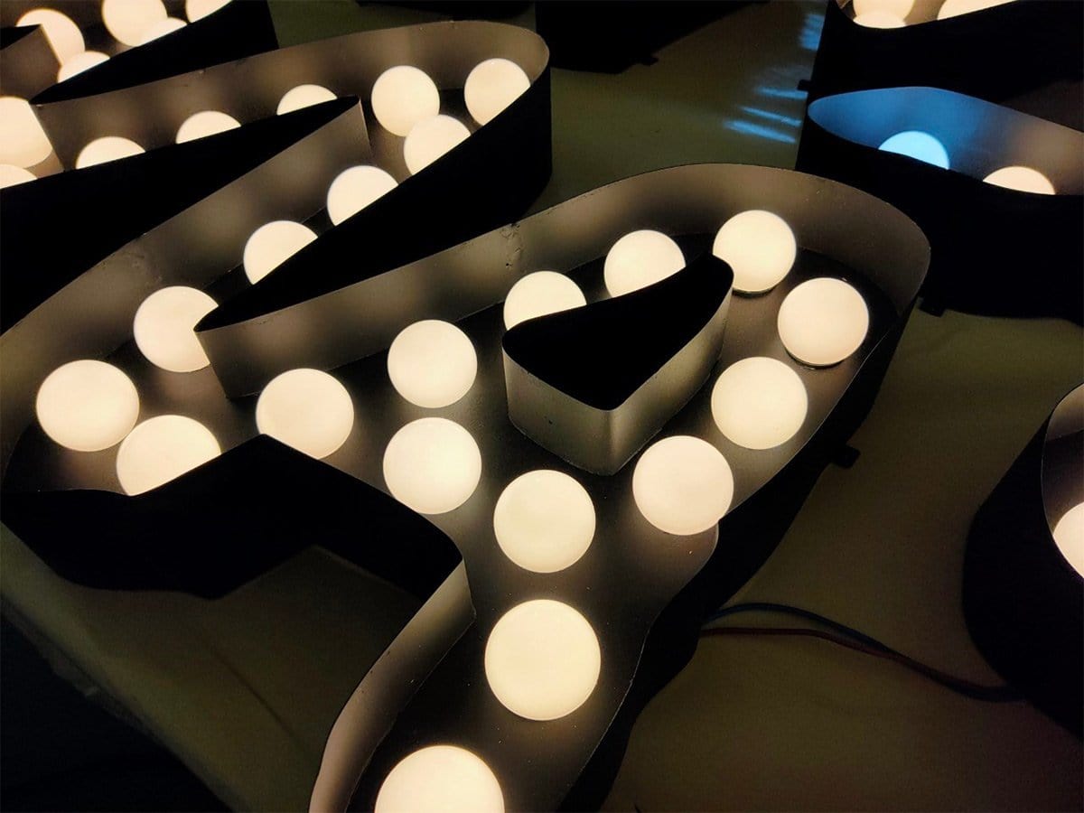 ป้ายไฟปิงปอง LED Bulb ให้แสงสวยคลาสสิก ดึงดูดสายตา เหมาะสำหรับร้านอาหาร คาเฟ่ งานอีเวนต์ และป้ายโปรโมชัน