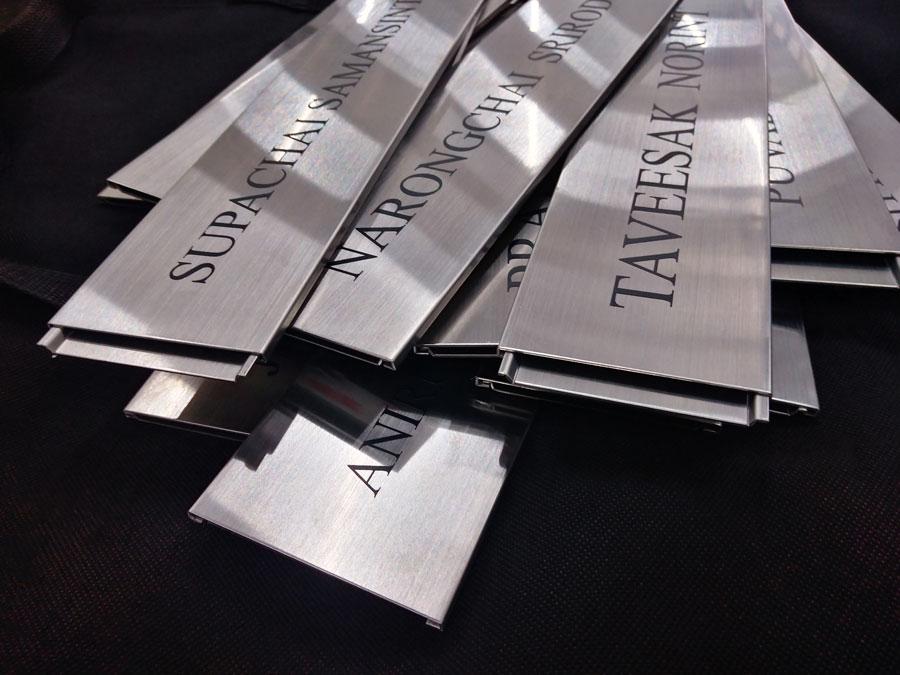 ป้ายสอด รางสอดป้ายหน้าห้อง และป้ายบอกชั้น ดีไซน์เรียบหรู ใช้งานสะดวก เหมาะสำหรับอาคารสำนักงาน โรงเรียน และโรงพยาบาล