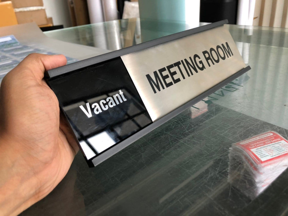 ป้ายสอด รางสอดป้ายหน้าห้อง และป้ายบอกชั้น ดีไซน์เรียบหรู ใช้งานสะดวก เหมาะสำหรับอาคารสำนักงาน โรงเรียน และโรงพยาบาล