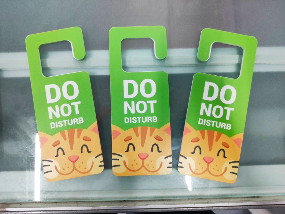 ป้ายแขวน ป้ายคล้องโซ่ และป้ายห้อย พิมพ์คมชัด แข็งแรง ใช้งานสะดวก เหมาะสำหรับป้ายร้านค้า ป้ายประชาสัมพันธ์ และงานอีเวนต์