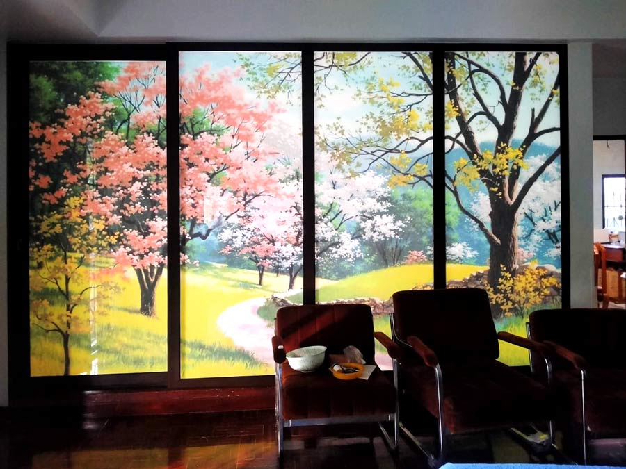 สติ๊กเกอร์ติดกระจก ทึบแสง กันแดด และโปร่งแสง พิมพ์คมชัด ช่วยลดแสงแดด เพิ่มความเป็นส่วนตัว เหมาะสำหรับอาคารและร้านค้า