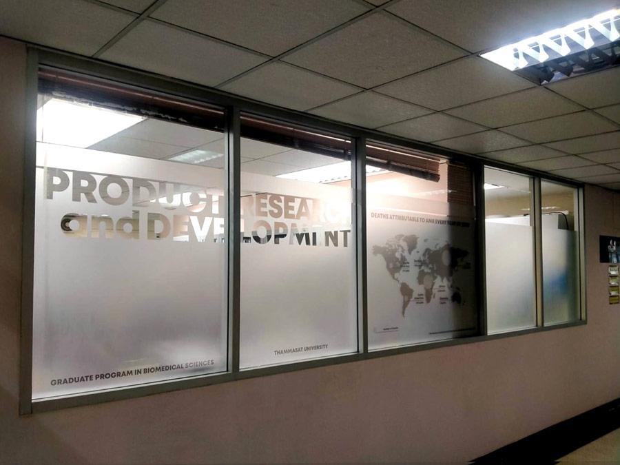 รับไดคัทสติกเกอร์ฝ้า แบบเรียบ สติ๊กเกอร์ฝ้ามีกากเพชร frosted film สติกเกอร์ร้านฮอทพอต ไดคัท สติกเกอร์พิมพ์ตามแบบ